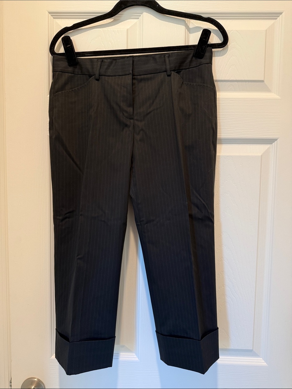 Elie Tahari Black Pinstripe Capris size 4 excellent condition